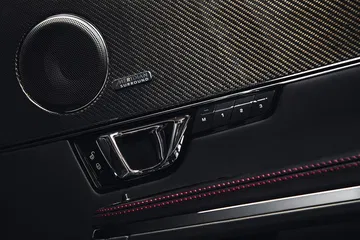 Vista cercana de la elegante terminación y costuras del interior Jaguar XJ.