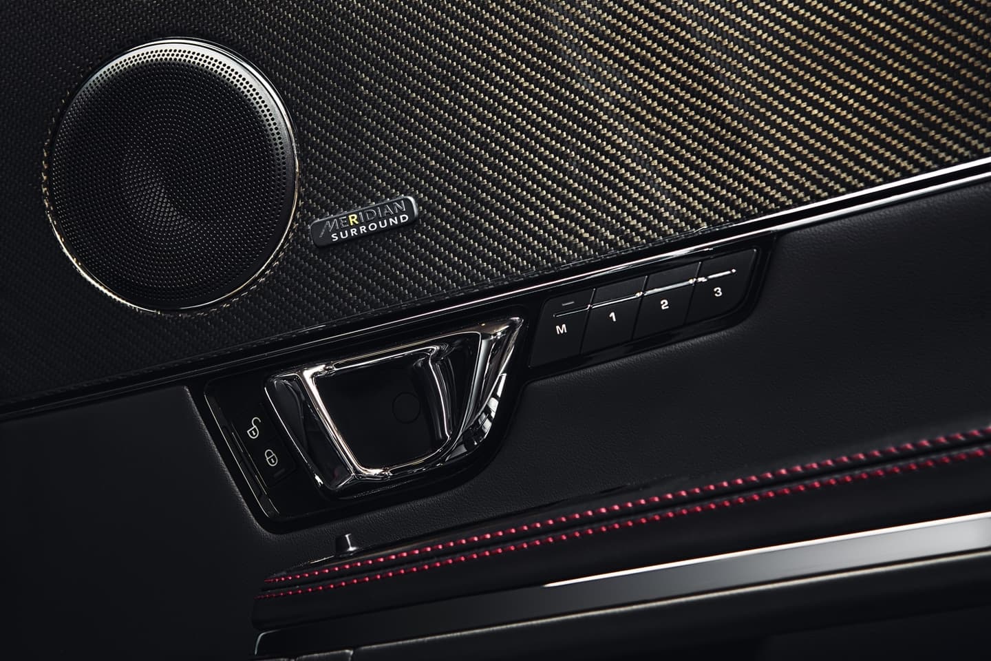 Vista cercana de la elegante terminación y costuras del interior Jaguar XJ.