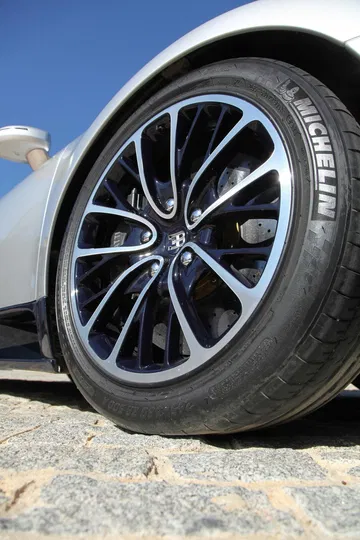 Primer plano de la impresionante llanta del Bugatti Veyron.