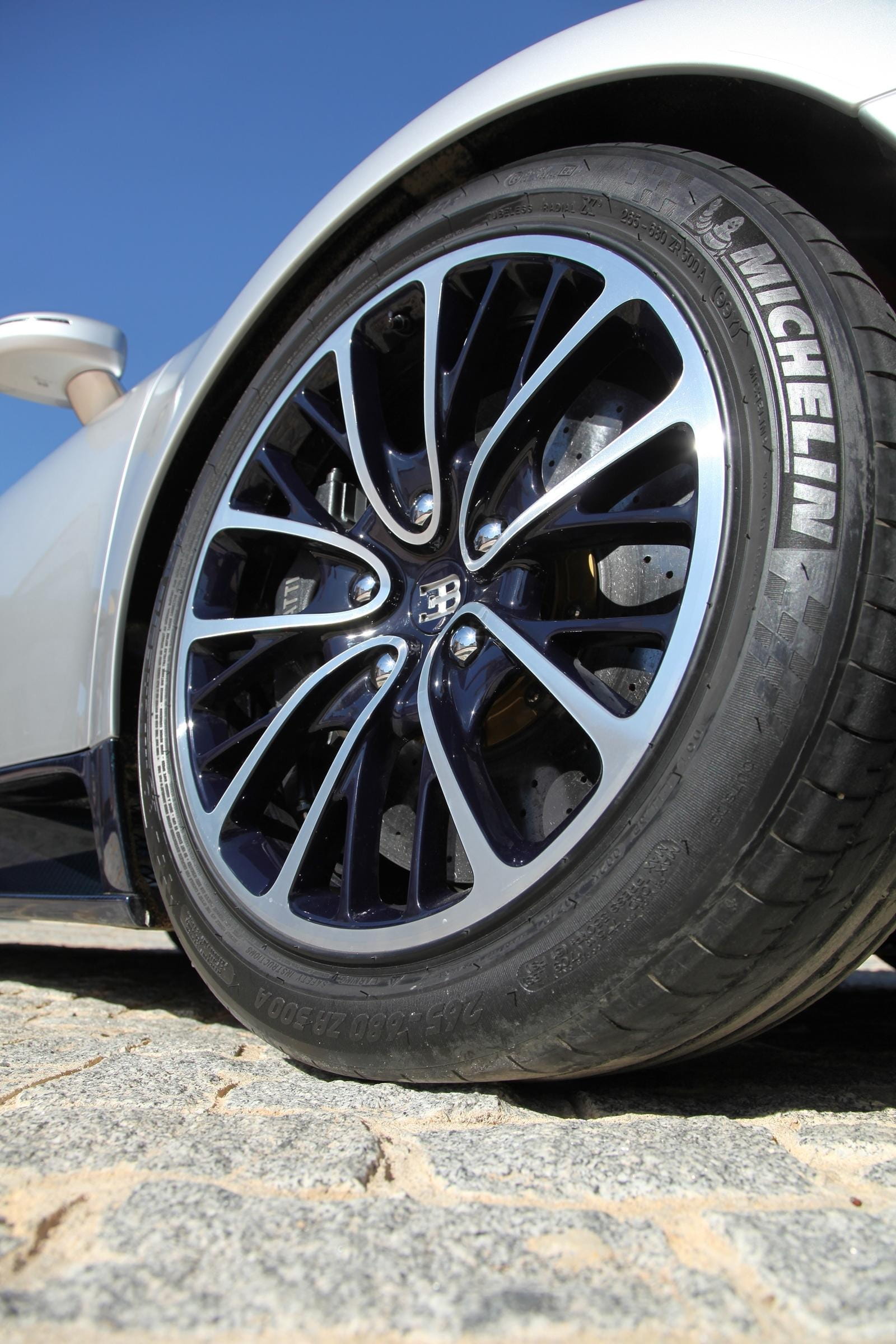 Primer plano de la impresionante llanta del Bugatti Veyron.