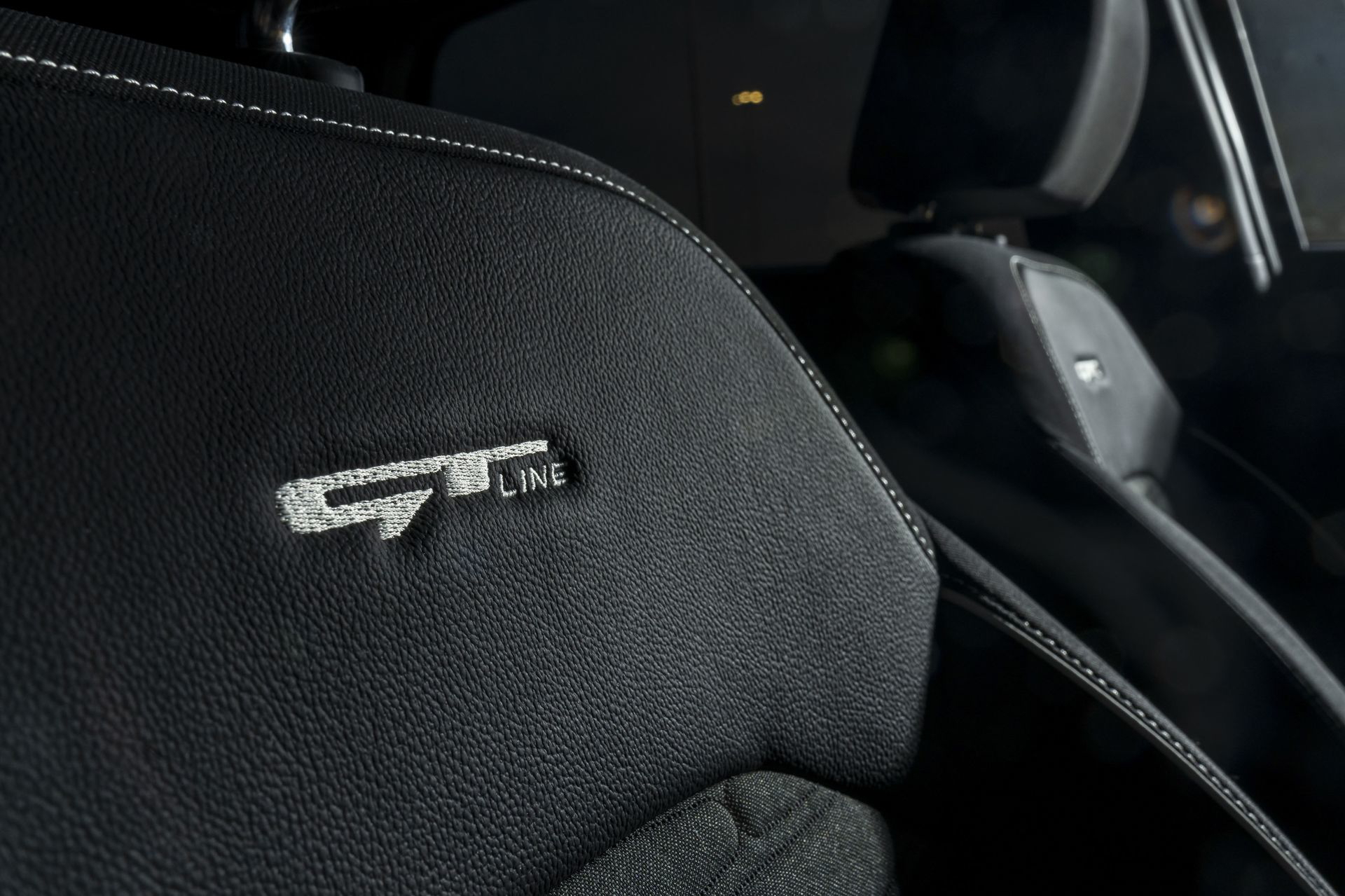 Bordado del logo GT en el respaldo de los asientos del Kia Ceed.