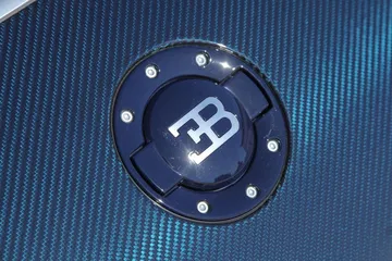 Primer plano del emblemático logo de Bugatti en el Veyron.
