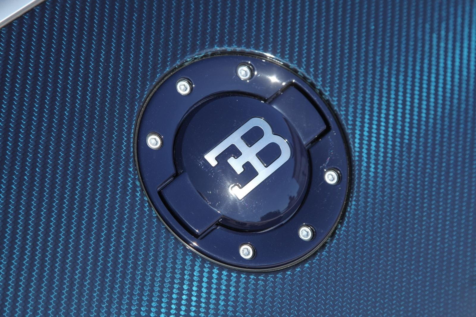 Primer plano del emblemático logo de Bugatti en el Veyron.