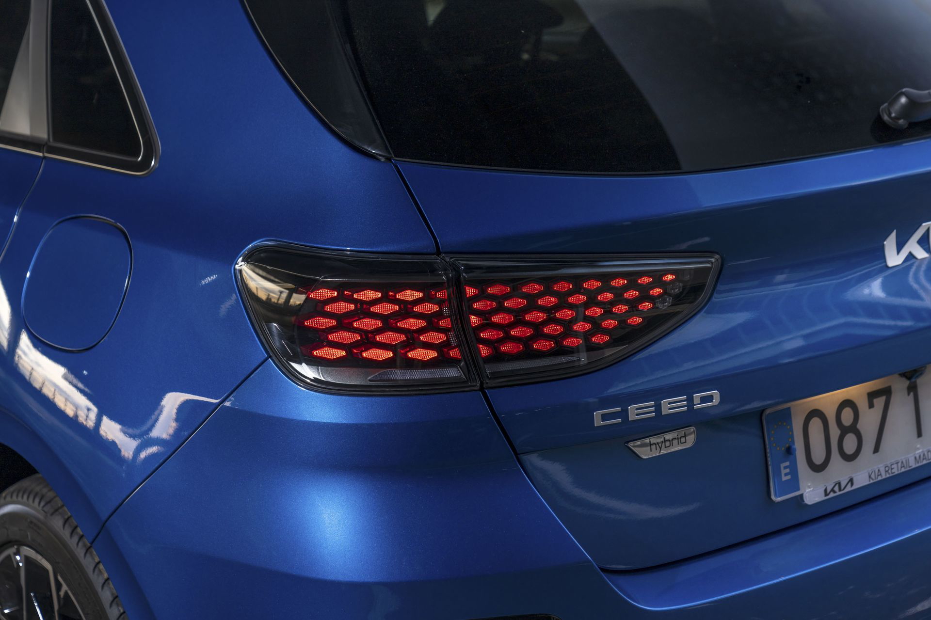 Vista cercana de las luces traseras LED del Kia Ceed, destacando su diseño moderno.