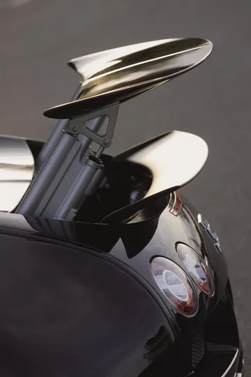 Vista del sistema de apertura del maletero del Bugatti Veyron.