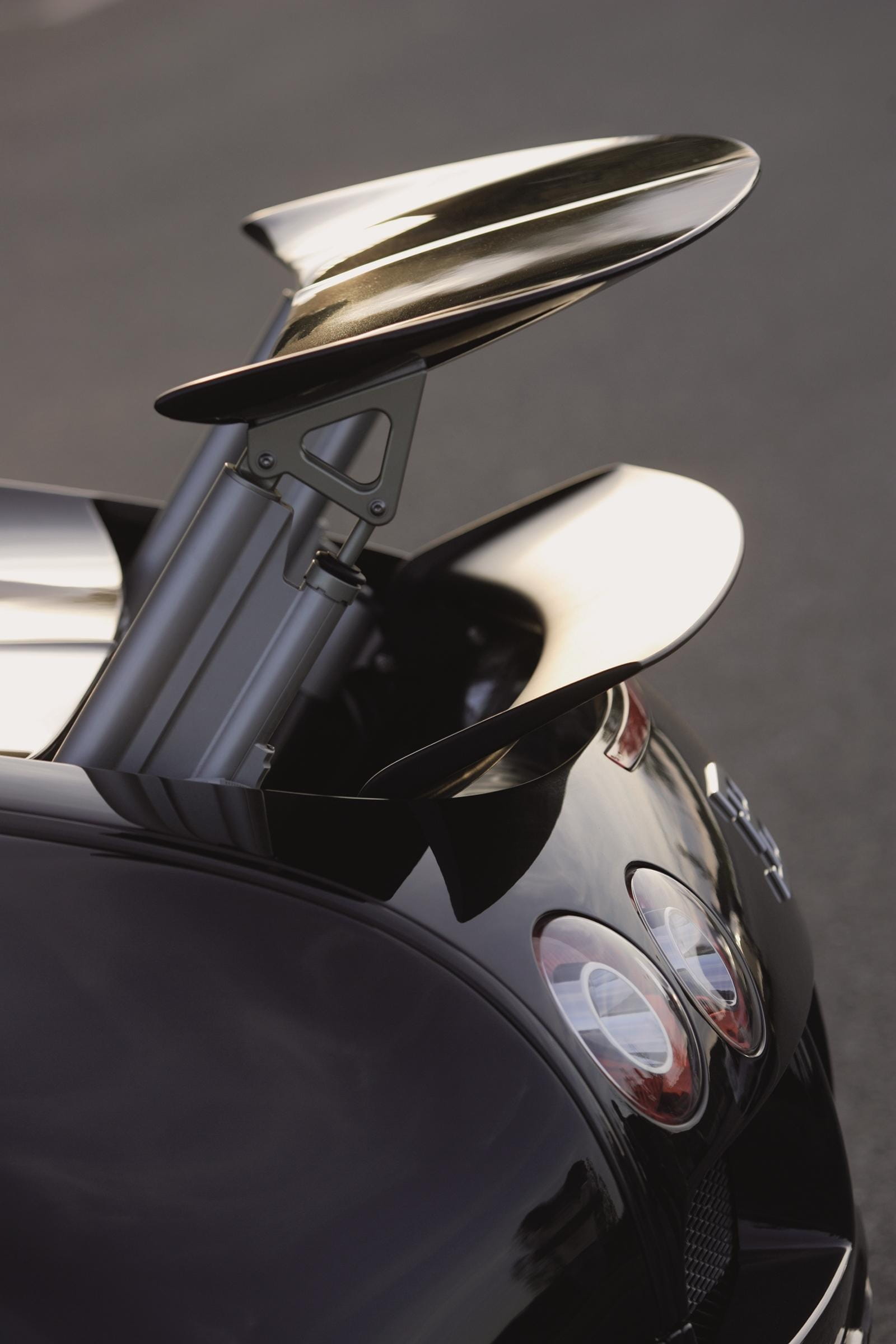 Vista del sistema de apertura del maletero del Bugatti Veyron.