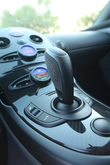 Palanca de cambios del Bugatti Veyron con diseño ergonómico.