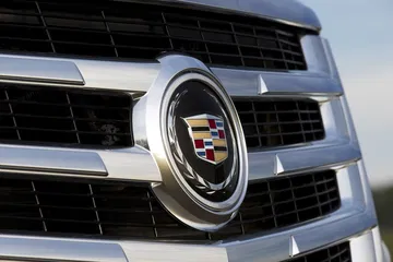 Primer plano de la icónica parrilla del Cadillac Escalade, resaltando su emblema.
