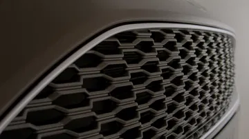 Vista cercana de la parrilla del Ford Mondeo, destacando su diseño hexagonal.