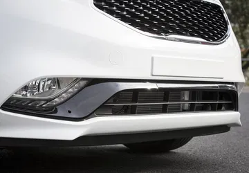 Vista cercana de la parrilla y parte del faro del Kia Venga.