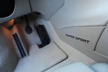 Vista de los pedales del Bugatti Veyron, con enfoque en la calidad de los materiales.
