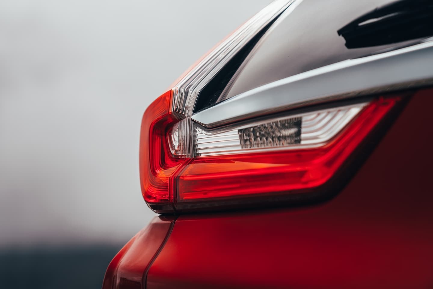Vista cercana del piloto trasero del Honda CR-V, destacando su diseño moderno.