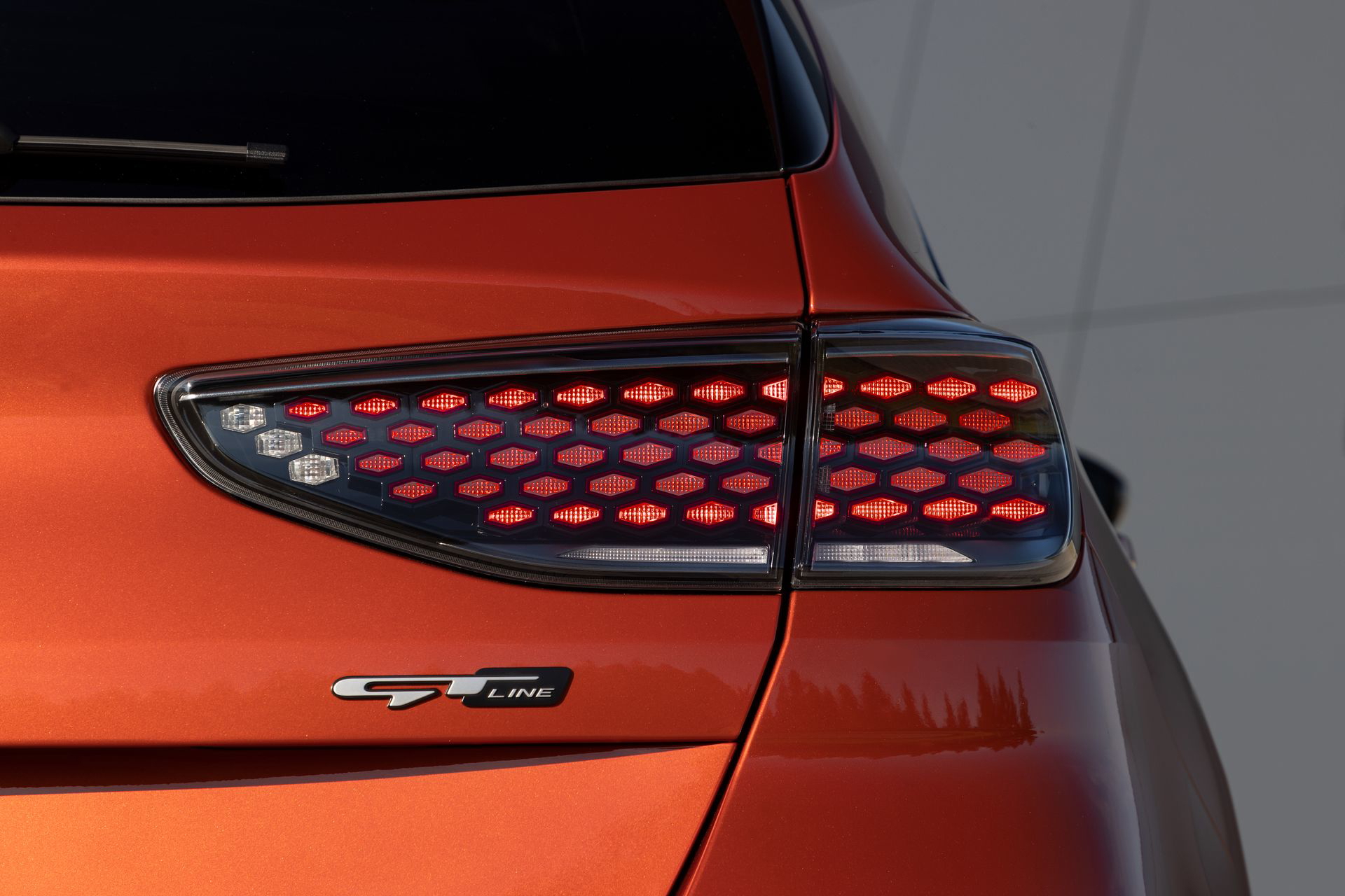Vista cercana del piloto trasero del Kia Ceed, destacando su diseño moderno.