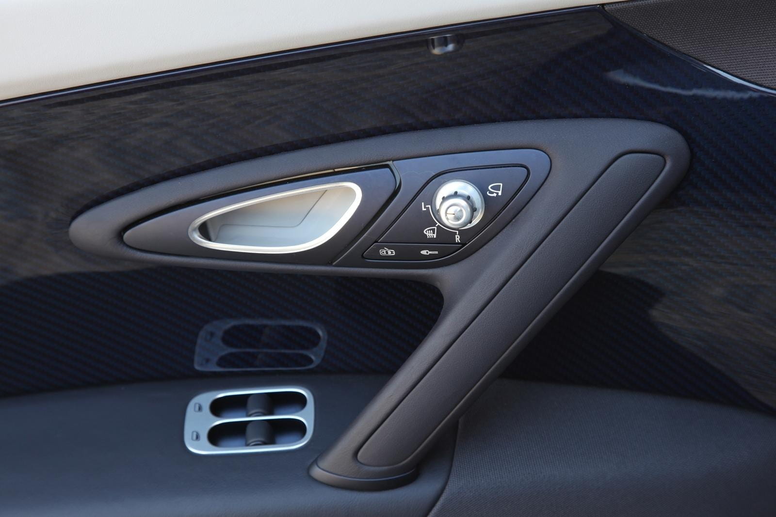 Panel de puerta del Bugatti Veyron con acabados de alta calidad.