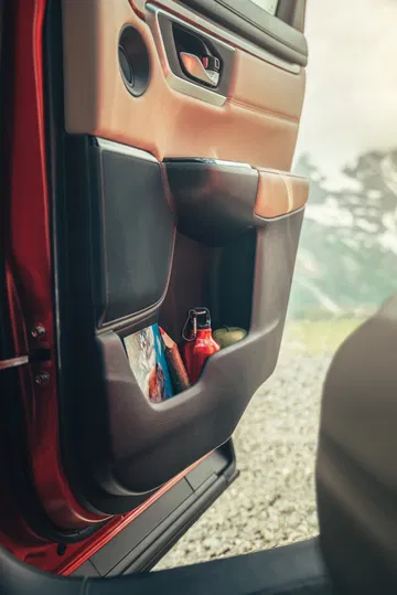 Espacioso compartimiento en puerta del Honda CR-V, ideal para objetos pequeños.