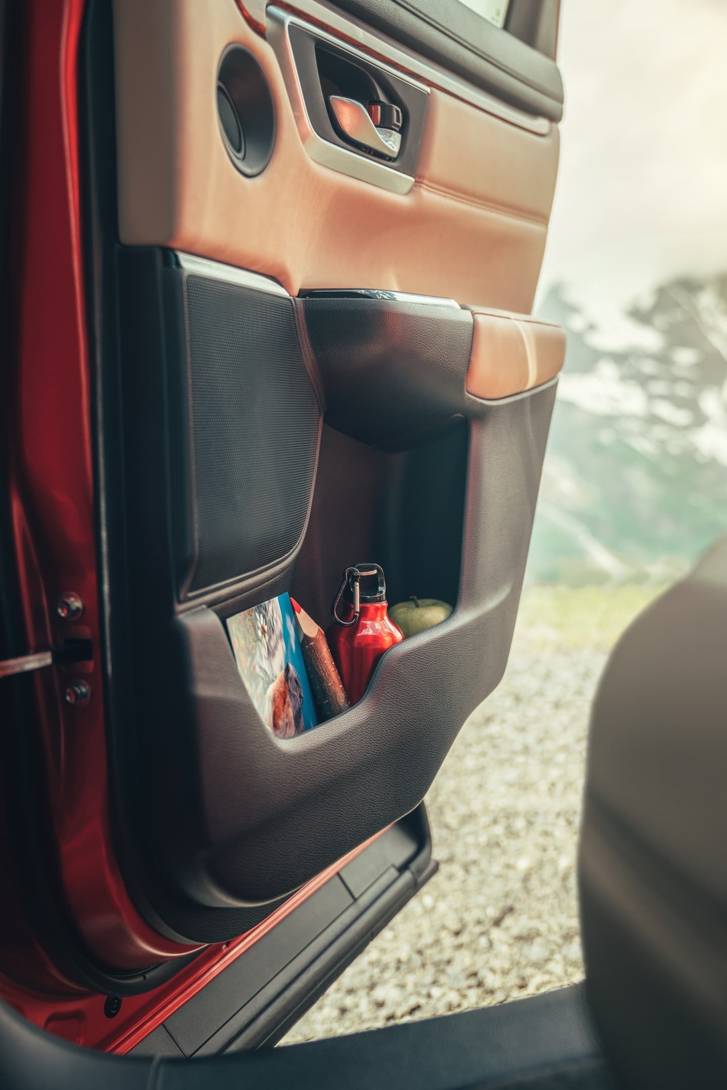 Espacioso compartimiento en puerta del Honda CR-V, ideal para objetos pequeños.