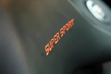 Primer plano del emblema “Super Sport” del Bugatti Veyron.