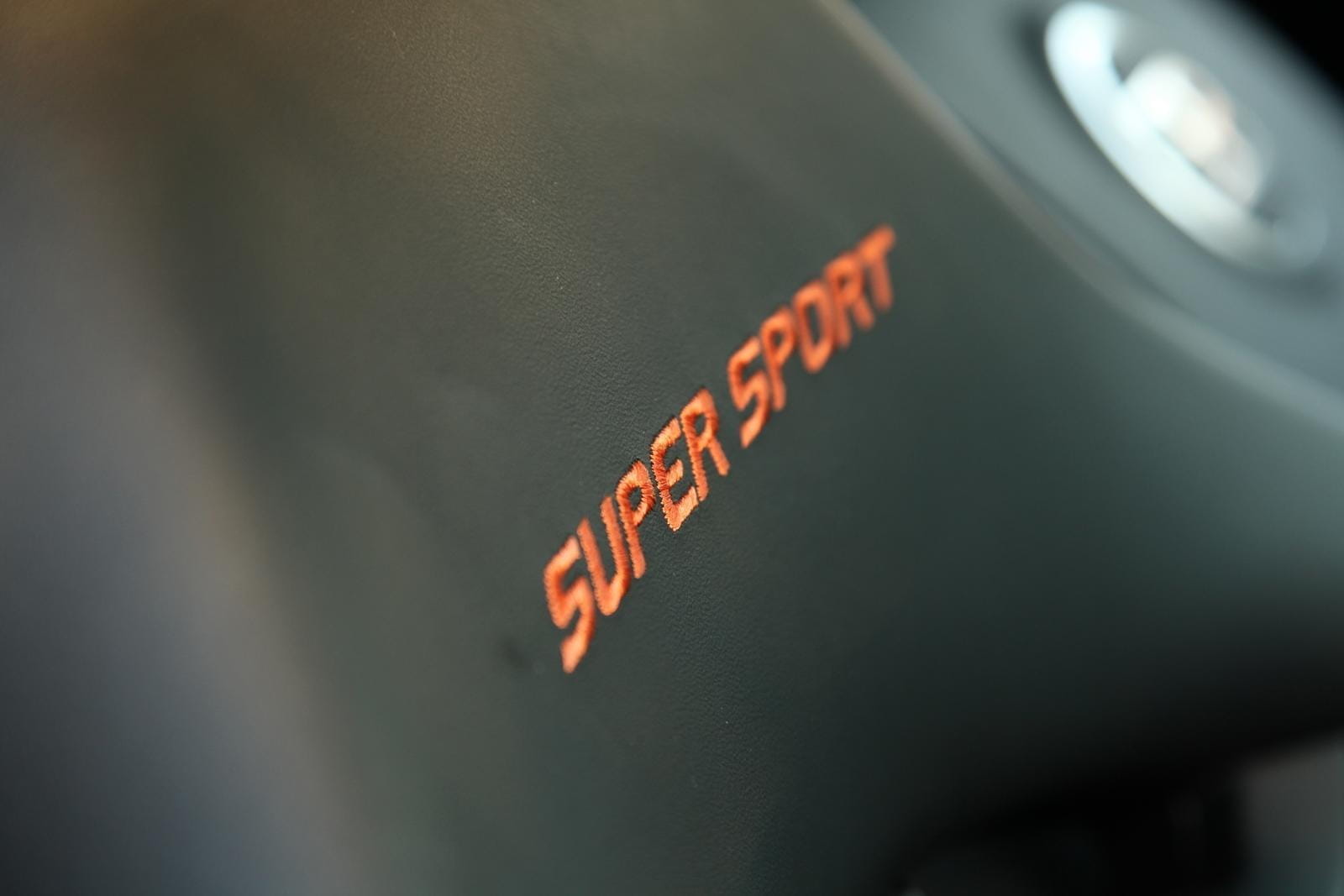 Primer plano del emblema “Super Sport” del Bugatti Veyron.
