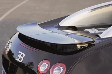 Vista cercana de la parte trasera del Bugatti Veyron, destacando su diseño.