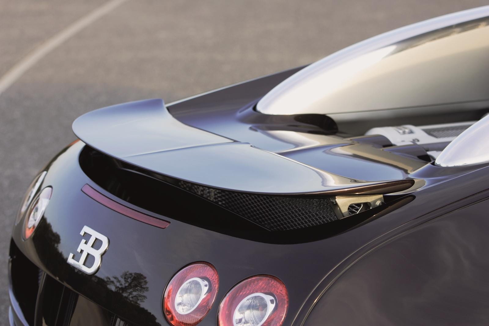 Vista cercana de la parte trasera del Bugatti Veyron, destacando su diseño.