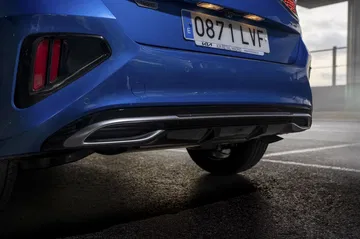 Vista cercana del escape y parte trasera del Kia Ceed, resaltando su diseño deportivo.