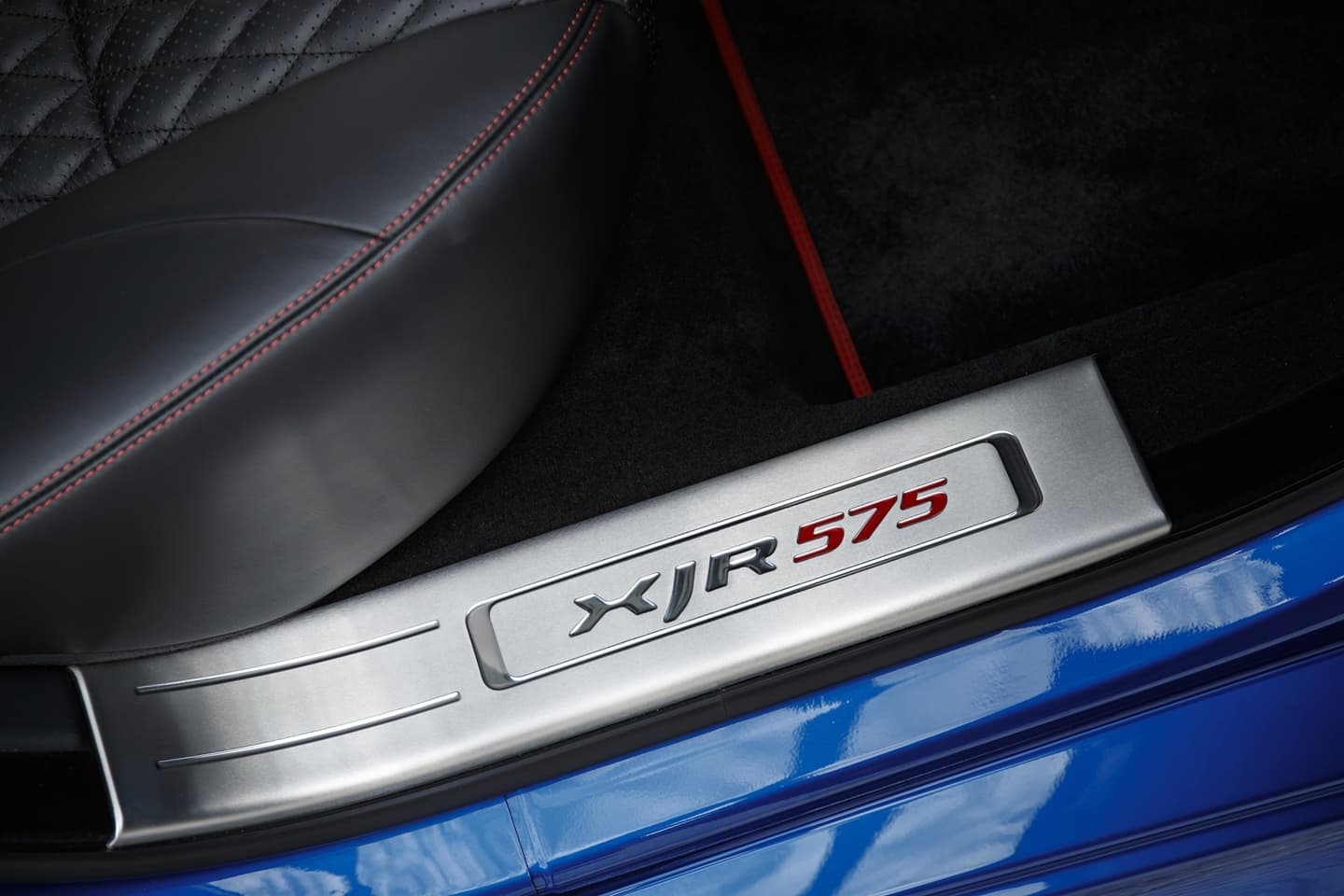 Umbral de puerta con distintivo XJ R-Sport, detalle exclusivo de diseño.