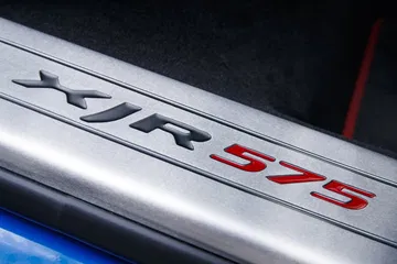 Umbral de puerta con insignia XJR, detalle exclusivo de este modelo.