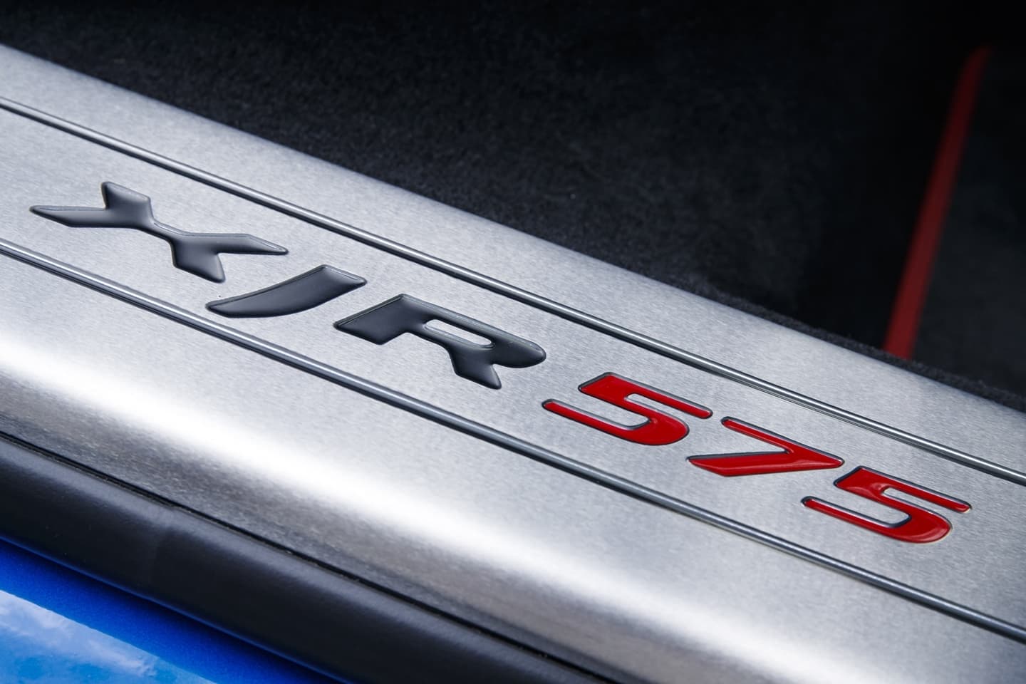 Umbral de puerta con insignia XJR, detalle exclusivo de este modelo.