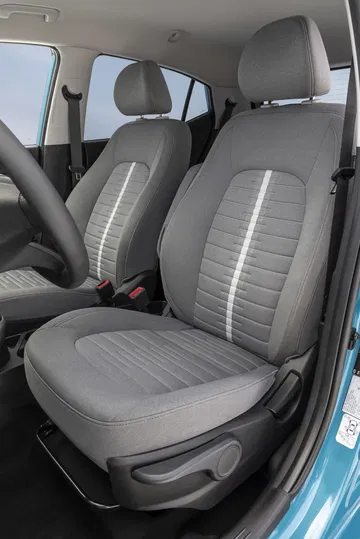 Elegante diseño de los asientos del Hyundai i10, con tapicería moderna y confortable.