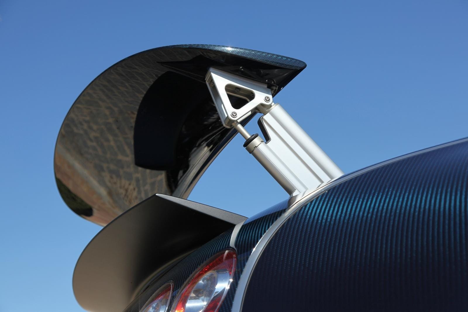 Vista del impresionante alerón retráctil del Bugatti Veyron.