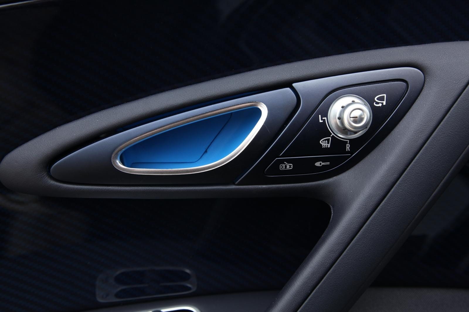 Vista de detalles del interior del Bugatti Veyron resaltando su diseño y acabados.