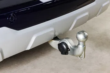Vista del gancho de remolque retráctil del BMW X5, elemento de utilidad y diseño.