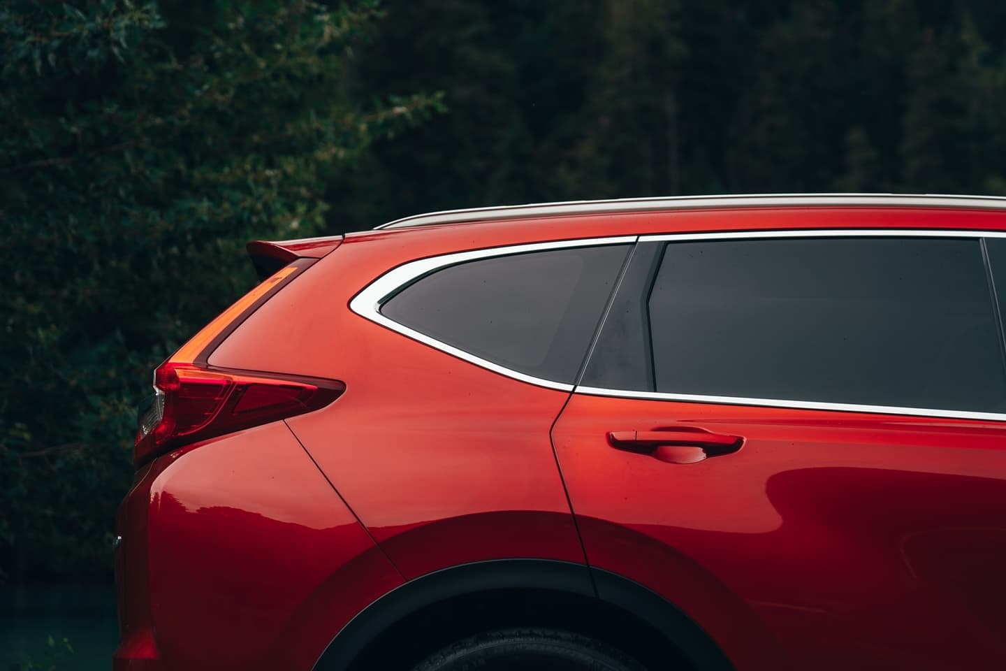 Línea de diseño lateral del Honda CR-V resaltando su silueta aerodinámica.
