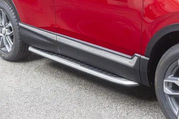Vista cercana del estribo lateral en un Honda CR-V, destaca su diseño y funcionalidad.