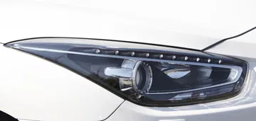 Vista cercana del faro delantero del Hyundai i40, mostrando el diseño de iluminación LED.