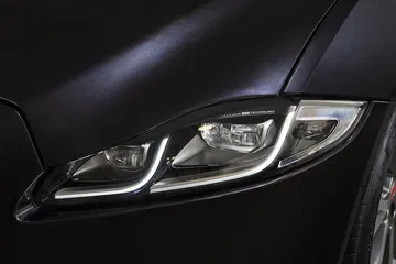 Faro delantero avanzado del Jaguar XJ, mostrando diseño y tecnología LED.