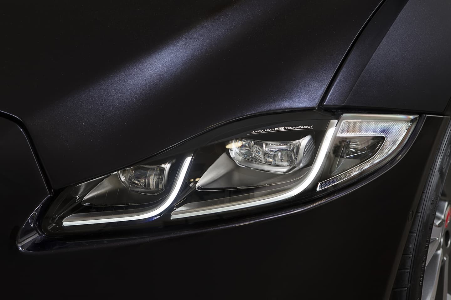 Faro delantero avanzado del Jaguar XJ, mostrando diseño y tecnología LED.