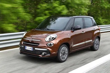 Vista lateral del Fiat 500L mostrando su diseño compacto y dinámico.