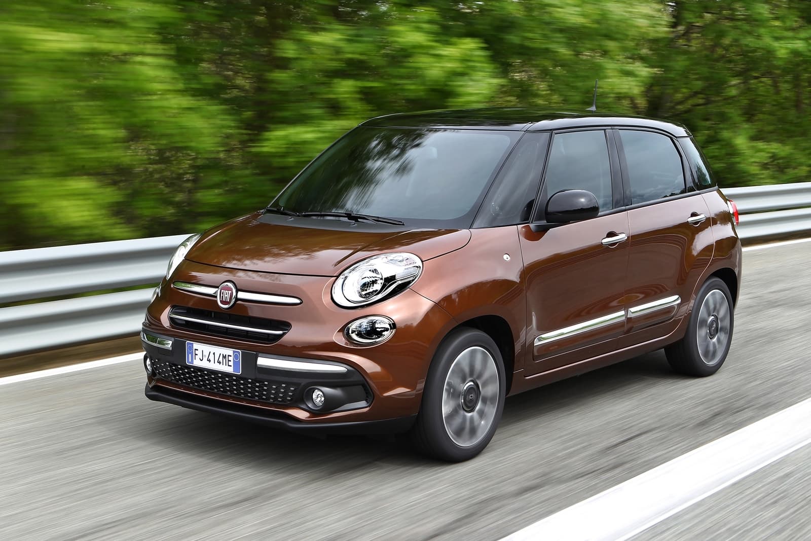 Vista lateral del Fiat 500L mostrando su diseño compacto y dinámico.