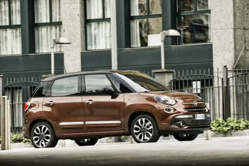 Vista lateral del Fiat 500L destacando su diseño urbano y compacto