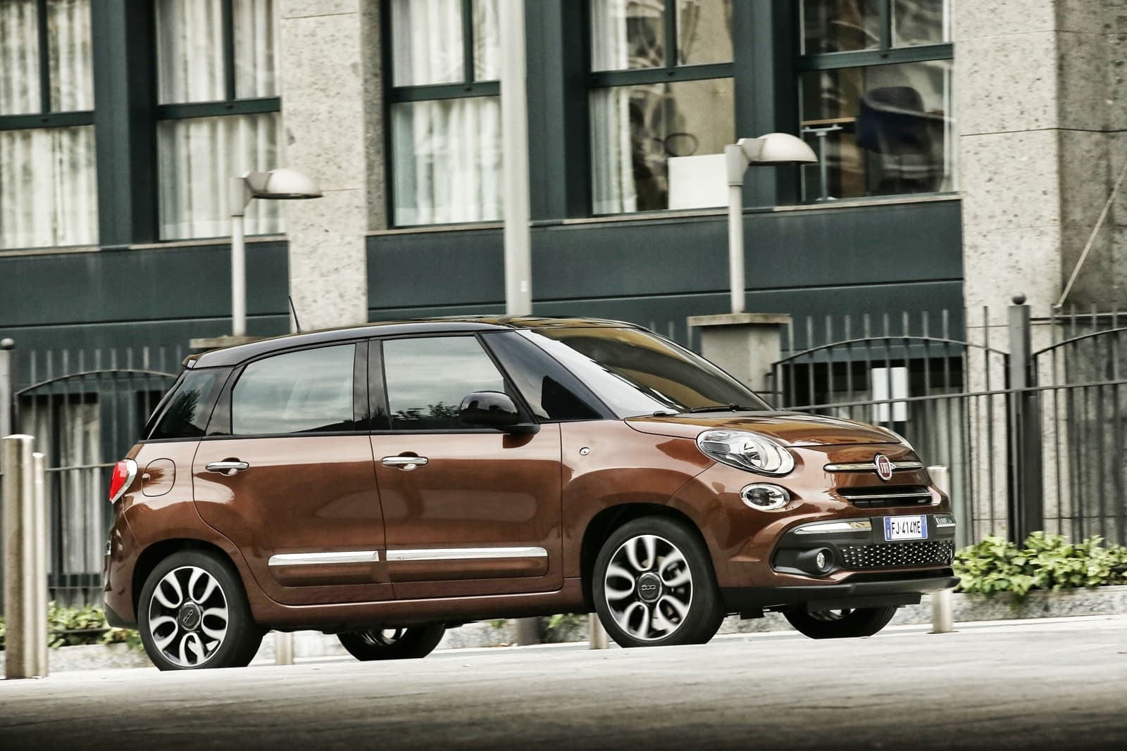 Vista lateral del Fiat 500L destacando su diseño urbano y compacto