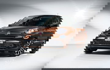 Vista dinámica del Fiat 500L destacando su diseño delantero y techo.