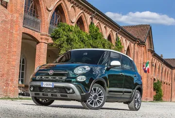 Vista diagonal delantera del Fiat 500L resaltando su diseño compacto y urbano.