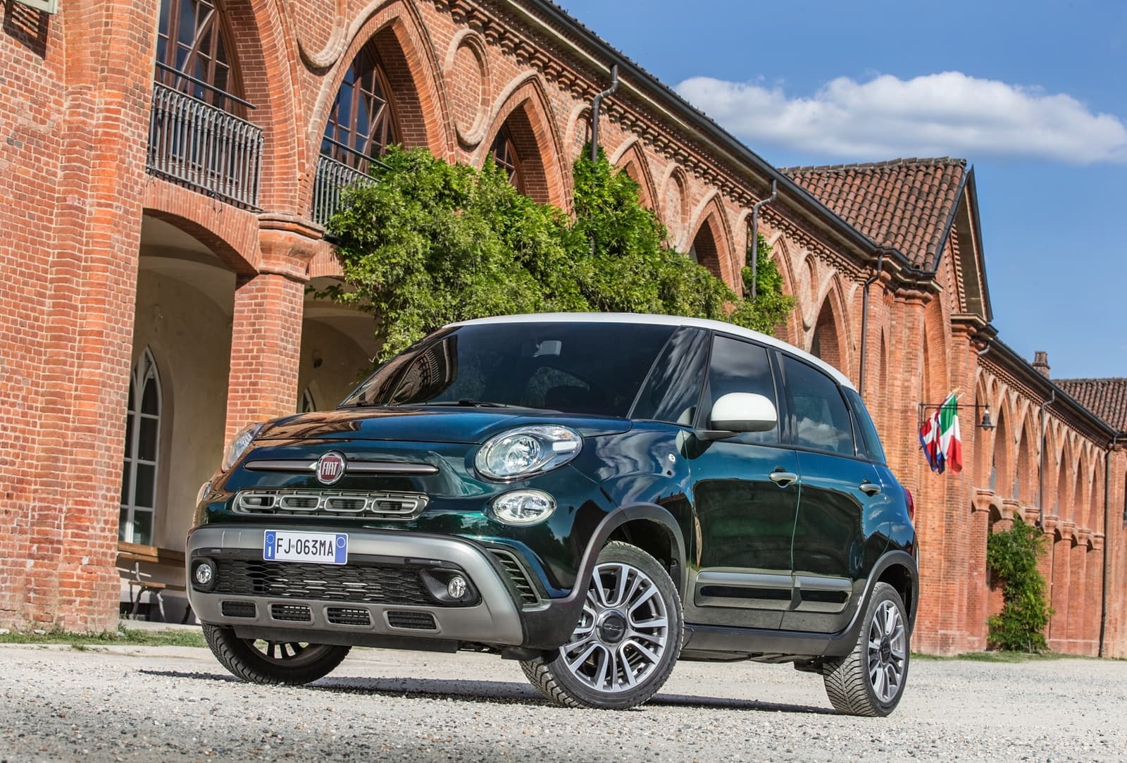 Vista diagonal delantera del Fiat 500L resaltando su diseño compacto y urbano.
