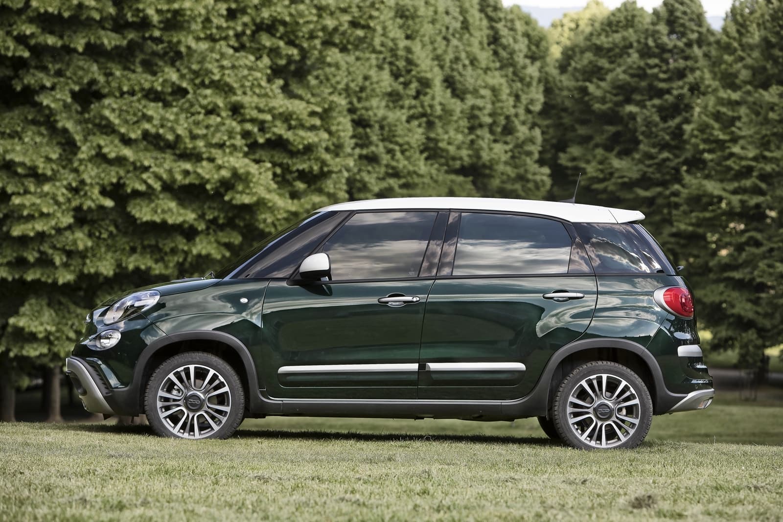 Vista lateral del Fiat 500L destacando su diseño compacto y dinámico.