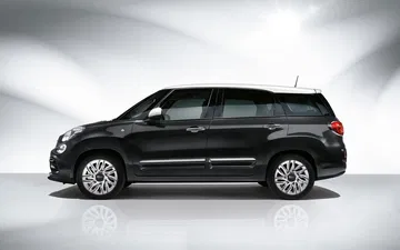 Vista lateral del Fiat 500L destacando su línea y diseño.