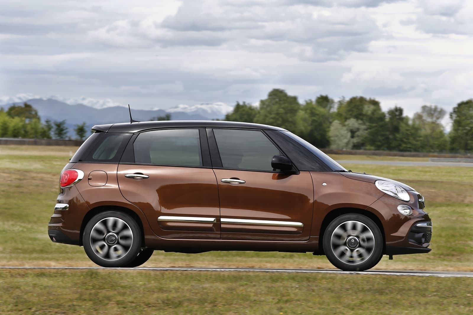 Vista lateral del Fiat 500L mostrando su diseño compacto y dinámico.