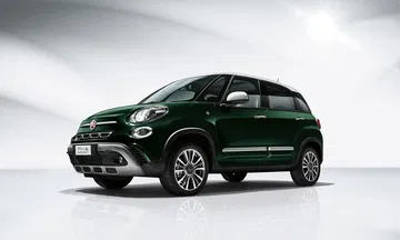 Vista lateral y delantera del Fiat 500L que muestra su diseño distintivo.