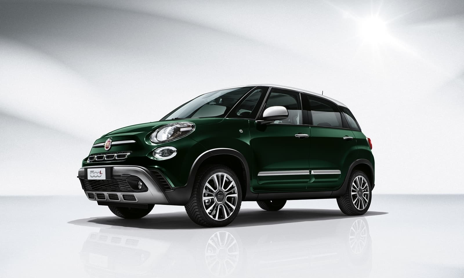 Vista lateral y delantera del Fiat 500L que muestra su diseño distintivo.