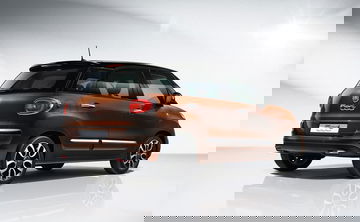 Vista trasera y lateral del Fiat 500L destacando su diseño compacto y moderno.